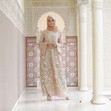 Baju ini merupakan salah satu model baju gamis yang membuat pemakainya akan terlihat lebih berkelas dan lebih anggun. 49 Model Gamis Brokat Populer