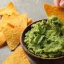 ""Dips y Acompañamientos: Siguiendo tu experiencia previa con guasacaca y otros aderezos, incluye frascos individuales con" de cocinemosjuntos.com.co