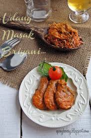 Hiaskan dengan belahan tomato dan 2 biji cili merah. Udang Masak Briyani Qasey Honey