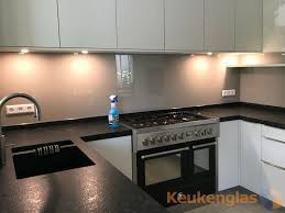 glazen keuken achterwand in natuurlijke tint van keukenglas keukenglas spatwand achterwand keuken interieur inspi keuken achterwand keuken gekleurd glas