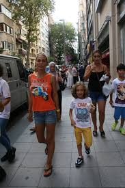 Serkan, leyla bilginel'in 24 yaşında uykuda hayatını kaybeden erkek kardeşinin adıdır. Leyla Bilginel Yasadigi Ulkeye Geri Donuyor Son Dakika Magazin