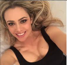 Con andrea osvárt, martina stella, ricky memphis, massimo ghini, massimo ciavarro. Martina Stella Befana Sensuale Seno In Vista Sul Divano Pioggia Di Like Su Instagram Foto Luxgallery It