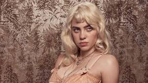 The clip shows her and some friends enjoying a day around the house, doing things like playing games, snacking, laughing together. Billie Eilish Veroffentlicht Neuen Song Lost Cause