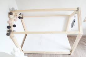 Douillet, procurant un sentiment d'intimité, propice aux jeux, le lit cabane fait fureur chez les enfant ! Le Fameux Lit Maison En Bois Pas Cher Club Mamans