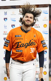 포토S] 폰세, 팬들에게 90도 인사 < 현장취재기사 < KBO < 야구 < 기사본문 - SPOTV NEWS