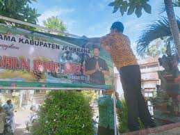 Karena itu pembatasan sosial berskala besar (psbb) masih diberlakukan. Pemasangan Spanduk Selamat Hari Natal Dan Tahun Baru 2021 Kantor Kementerian Agama Kabupaten Jembrana