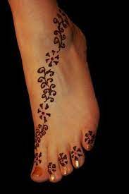 The nice stack of flowers on your ankle can be a perfect design of your henna tattoo. 20 Simple Mehndi Designs For Feet Star Dotted Mehndi Design Henna Designs Feet Foot Henna Simple Foot Henna