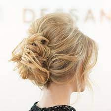 Decouvrez En Exclusivite Le Step By Step Detaille Pour Reproduire Ce Chignon Flou Imagine Par Claudia Zocco Expe Chignon Flou Chignon Flou Mariage Chignon