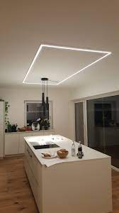 kreativer led einsatz in der kuche home building design ceiling light design plafond design