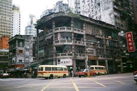 pre war shop houses wanchai hong kong 香港 這相片拍攝於1987年 距今31年前 位置是港島灣仔軒尼詩道及杜老誌道交界的戰前舊樓 當年在灣仔區 大部份都是這唐樓 住着很多居民 hong kong history pictures semarang