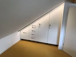 Dachschragenschrank Mit Schubladen Und Ausziehbarem Schrank Die Nische Die Ich Zur Verfugung Habe Ist Aber In 2020 Dachschragenschrank Schrank Dachschrage Dachschrage