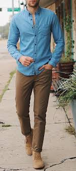 Calça Bege Com Camisa Jeans Masculina Combinar Cores De Roupas Masculinas Azul Com Tons Terrosos Como Usar Moda Masculina Casual Roupas Masculinas Vestuario Masculino