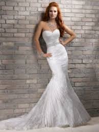 Con forme avvolgenti e gonne a coda di pesce, gli abiti da sposa a sirena creano un look da sogno in una vasta gamma di tessuti. Abiti Da Sposa A Sirena