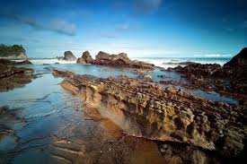 Spot tersebut menjadi tujuan utama bagi setiap para wisatawan yang berkunjung. 45 Gambar Pemandangan Pantai Sawarna