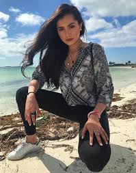 There's not any more info available about her sisters and parents. Amelia Henderson Mengaku Sudah Bercerai Buka Mulut Kerana Tak Mahu Netizen Terus Membawang Entertainment Rojak Daily
