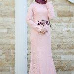 Mor elbisenin üstüne hangi renk şal gider sorusunda can alıcı nokta mor ile uyumlu renkler ve kullanılacak aksesuar uyumu olarak karşımıza çıkmaktadır. Pudra Rengi Elbiseye Hangi Renk Esarp Mi Dedi Birisi Tarz Kadin