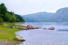 Concevoir pour vous un jardin. Un Paysage Simple Avec Riviere Foret Et Montagnes Banque D Images Et Photos Libres De Droits Image 93198785