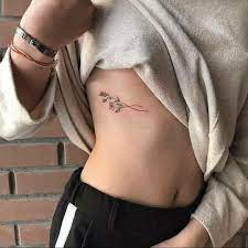 Tatuagem Feminina Tatuagem Frases Para Tatuagem Feminina Tatuagens Nas Costelas Pequenas Nuca, pulso, braco, atras da orelha, pe, costas, costelas e dedo. tatuagem feminina tatuagem frases