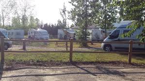 Emplacements de 200 à 400 m², eau, électricité, table bois pour 6 personnes avec bancs. Hotel Camping Car Pres De Villeneuve Sur Lot Aire Privee Pres De Villeneuve Sur Lot Lot Et Garonne Camping Car D Hotes