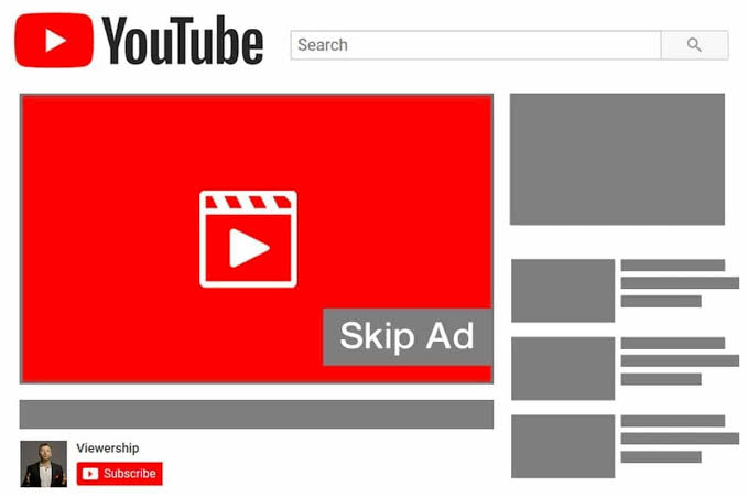 Teléfono móvil mostrando estadísticas de reproducciones y tendencias en YouTube