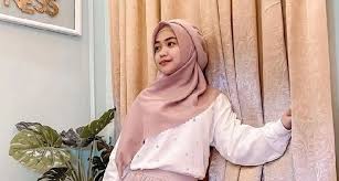 Penampilan ria ricis bikin pangling, dagunya makin lancip. Natalie Holscher Korek Inisial Pacarnya Ria Ricis Siapa Lagi Nih Pikiran Rakyat Tasikmalaya