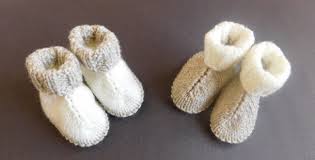 These knit booties not only are they adorable, but they fit great. Knit Baby Hug Boots Free Knitting Pattern