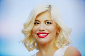 Inca din clasa i a jucat in mai multe piese de teatru, una dintre ele, problema. AstÄƒzi Este Ziua Ta Loredana Groza