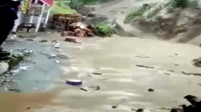 মেঘভাঙা বৃষ্টিতে হড়পা বান, ভাসল কাশ্মীরের ডোডা! বিপর্যস্ত জনজীবন, কয়েকটি গ্রামে যোগাযোগ বিচ্ছিন্ন | Jammu Kasmir Cloudburst: Flash Floods Hit Doda, Roads Blocked ...