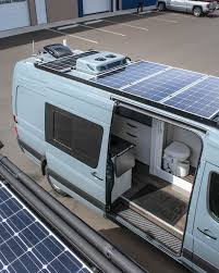Logan Van Life Campervan Interieur Van Living Sieht So Aus Als Ob Die Van Life Bewegung Hier Bleiben Wird Das Ph In 2020 Campervan Interior Van Living Van Life Diy