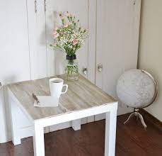 Jeder Kennt Wohl Den Kleinen Lack Tisch Von Ikea In Schwarz Oder Weiss Steht Er In Vielen Wohnungen Und Wird Do Ikea Beistelltisch Ikea Tisch Hack Mangel Tisch