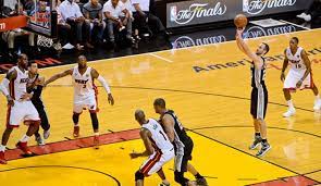 Melindungi bola dari rebutan pemain lawan merupakan fungsi dari gerakan. 10 Teknik Dasar Bola Basket Dan Penjelasan Lengkapnya