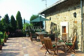 La casa de madera es una casa de alojamiento ubicada en una finca de una hectárea en el medio rural. Casa Rural En Venta Sopuerta Bizkaia Hotel Con Encanto