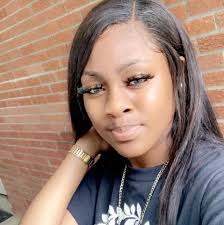 😂😂 when julia tells brandon not to talk while he is eating literally  right after she spoke with a big mouth full!!!! I don't know why it hasn't  opened his eyes. She