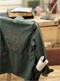 Une Veste Militaire Aux Motifs Brodes De Perles Veste Militaire Customiser Veste Militaire Diy Veste