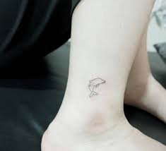 But why are dolphin tattoos so famous? Tattoo Simpletattoo Cutetattoo Dolphintattoo Linetattoo Tiny Tattoos Dolphins Tattoo Pattern Tattoo
