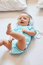 Schon in den ersten monaten nach der geburt wird euer kind anfangen, die laute zu imitieren, die es hört. Musik Horen Mit Dem Baby Warum Kleinkinder Gern Lieder Horen