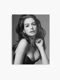 Dans cette vidéo vous verrez deux jeunes femmes qui adorent les jeux de mains entre elles et sont candidates à la sodomie en trio. Pin On Anne Hathaway