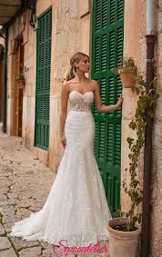 Gli abiti da sposa che ti lasceranno a bocca aperta li trovi qui sotto! Abiti Da Sposa A Sirena In Pizzo Con Corpetto Steccato Con Trasparenzasposatelier