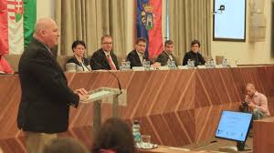 Vaikka kansakuntien menneisyys on riikkinäinen, yhteinen sävel löydetään kauppasuhteissa. Interju Szalay Bobrovniczky Vince Helyettes Allamtitkarral Youtube