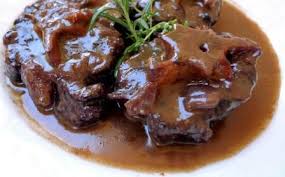 El rabo de toro es muy sencillo de cocinar, lo único es que necesita su tiempo, al menos tres o cuatro horas para que la carne quede muy tierna y melosa. Receta Rabo De Toro En Salsa De Vino Rioja Murillo Viteri