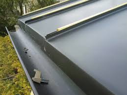 Isoler une toiture en zinc : La Gouttiere Pvc Alu Zinc Terre Cuite Ou Cuivre Isolation Toiture Fr