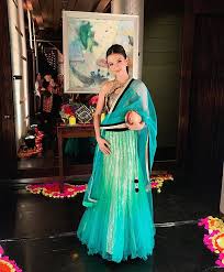 Untuk padanan warna dan baju tudung raya terbaru tahun 2021, silakan klik di sini> padanan warna baju dan tudung raya 2021. 5 Artis Wanita Ini Super Cantik Memakai Baju India Di Acara Perayaan Diwali Cumicumi Com Line Today