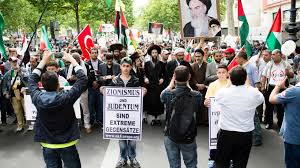 Fellow berlin rapper king orgasmus one joined the group, together forming the 030 squad. Al Quds Tag In Deutschland Das Hochfest Aller Antisemiten Cicero Online