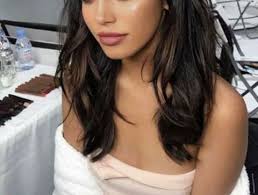 41 coiffures de stars : Cheveux Mi Longs 2020 Cheveux Avec Mouvement Naturel Coiffures Cheveux Mi Longs 2021 Les Looks Sexy