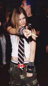 In the video, fans can see avril sitting on top of a halfpipe in an all black outfit, and the pièce de résistance — her tie! Avril Lavigne On Twitter Throwback To The Vmas Congrats To Everyone Nominated Tonight