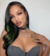Lola Monroe's Instagram, Twitter & Facebook