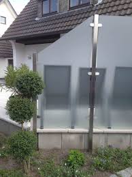 Glaszaun Fur Sichtschutz Im Garten Und Auf Der Terrasse Modern Und Pflegeleicht Pfosten Aus E Sichtschutz Glas Sichtschutz Garten Sichtschutz Pflanzen Balkon