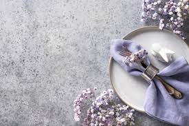 Establecimiento de mesa de Pascua con decoración violeta en mesa de piedra  gris Vista superior Espacio para texto