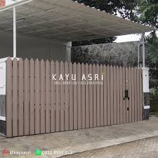 Tak jauh dari ruang keluarga adalah ruang makan yang posisinya agak lebih tinggi dari area lainnya. 6 Tren Gaya Pagar Kayu Wpc Minimalis