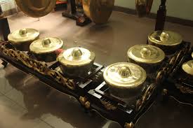 Karinding merupakan salah satu alat musik tradisional sunda dari jawa barat dan banten yang cara memainkannya disentil oleh ujung telunjuk sambil ditempel di bibir. Sejarah Alat Musik Tradisional Jenglong Jengglong Berasal Dari Jawa Barat Yang Menyerupai Gong Kecil Jengglong Biasanya Dijadika Musik Tradisional Gong Mainan